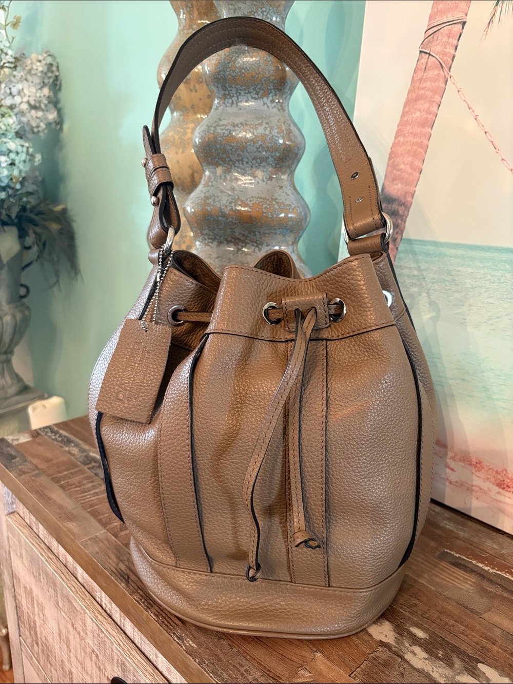 Danier Taupe Pebbled Leather Drawstring Bucket Shoulder Bag gorgeous